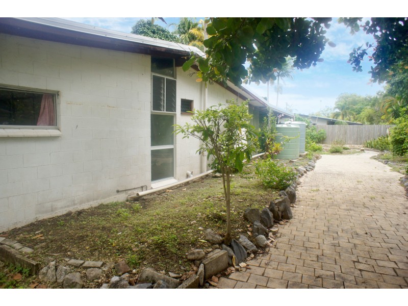 8 Almond Street, Holloways Beach QLD 4878