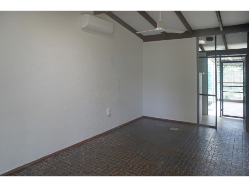 8 Almond Street, Holloways Beach QLD 4878