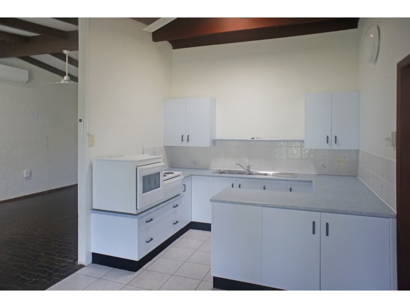 8 Almond Street, Holloways Beach QLD 4878