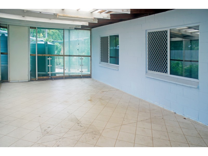 8 Almond Street, Holloways Beach QLD 4878