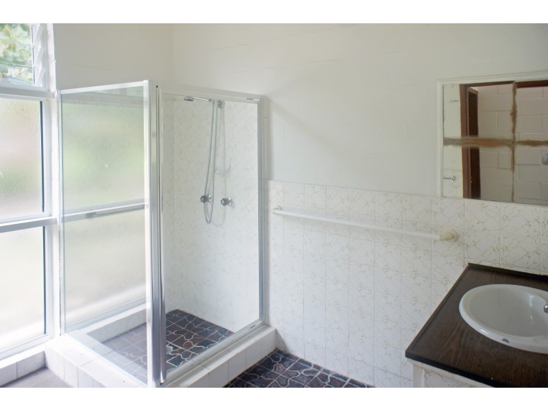 8 Almond Street, Holloways Beach QLD 4878