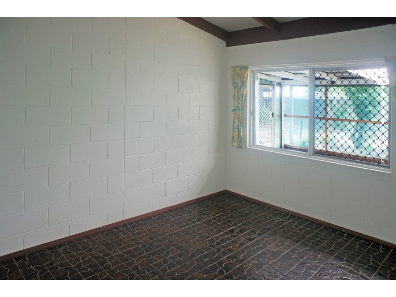 8 Almond Street, Holloways Beach QLD 4878