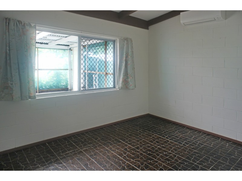 8 Almond Street, Holloways Beach QLD 4878