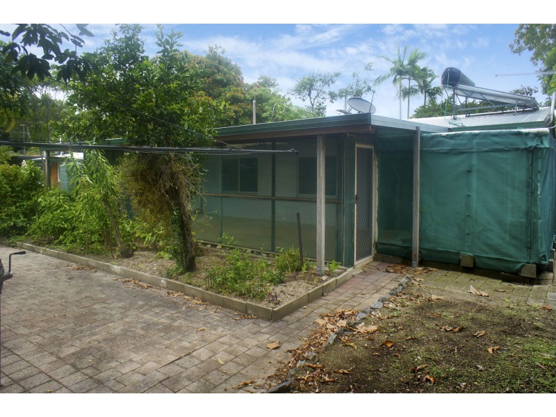 8 Almond Street, Holloways Beach QLD 4878