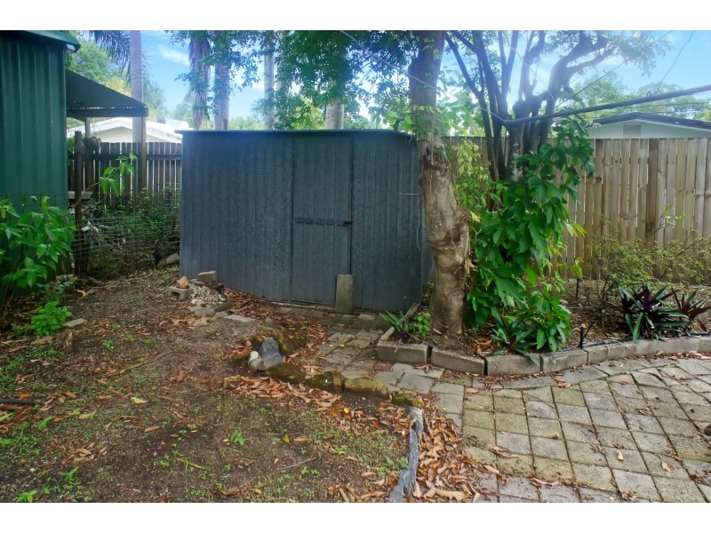 8 Almond Street, Holloways Beach QLD 4878