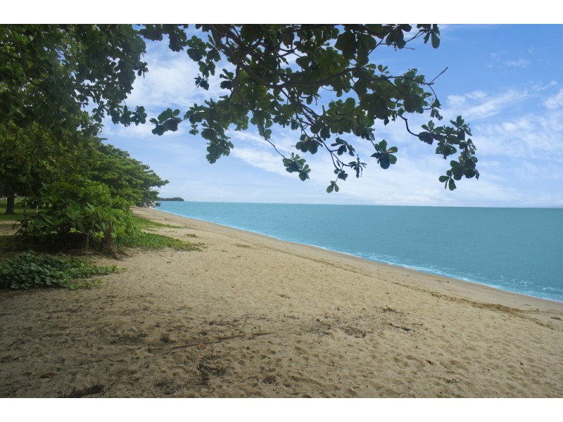 8 Almond Street, Holloways Beach QLD 4878