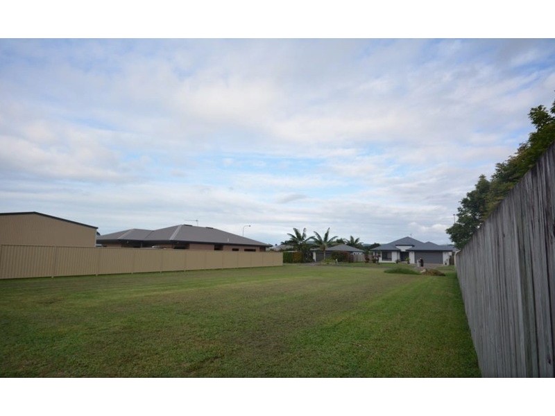 8 Riflebird Cres, Mossman QLD 4873