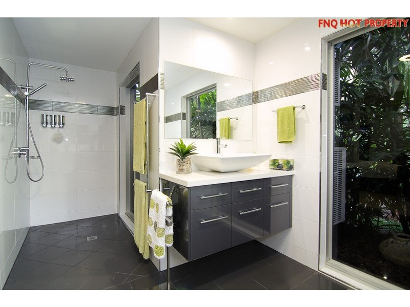 1 Lillian Road, Palm Cove QLD 4879