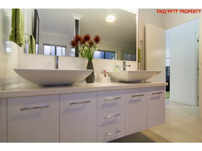 1 Lillian Road, Palm Cove QLD 4879