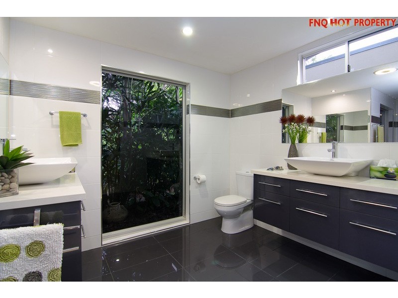 1 Lillian Road, Palm Cove QLD 4879