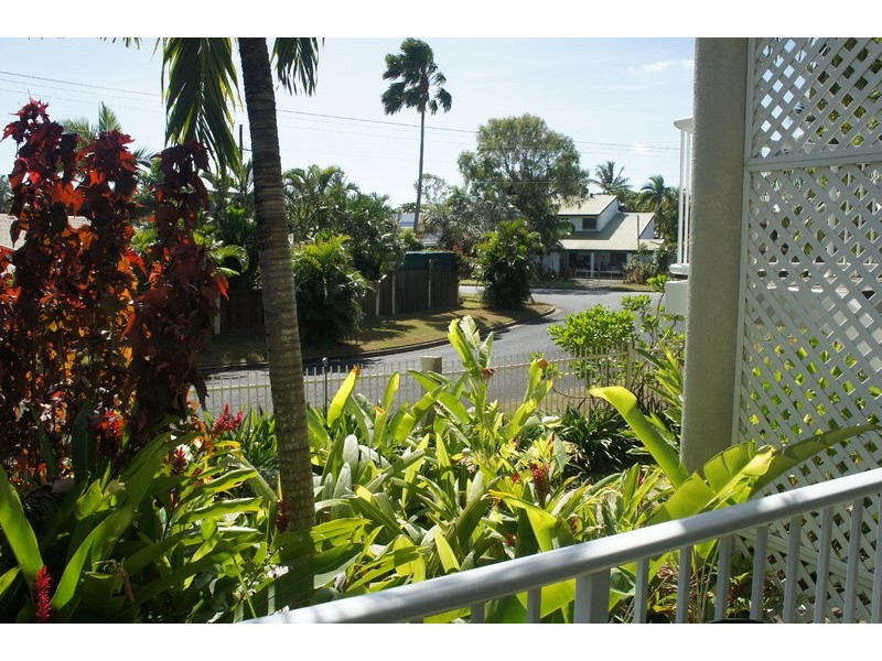 1/129-135 Oleander Street, Holloways Beach QLD 4878