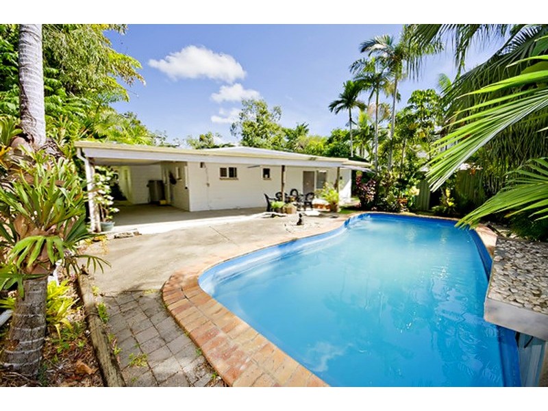 8 Strombus Ave, Trinity Beach QLD 4879