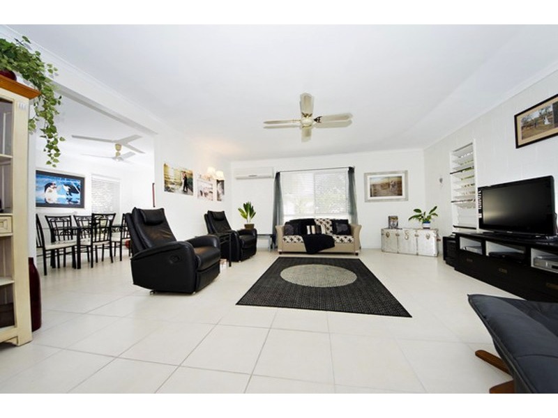 8 Strombus Ave, Trinity Beach QLD 4879