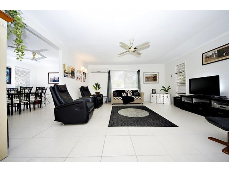 8 Strombus Ave, Trinity Beach QLD 4879