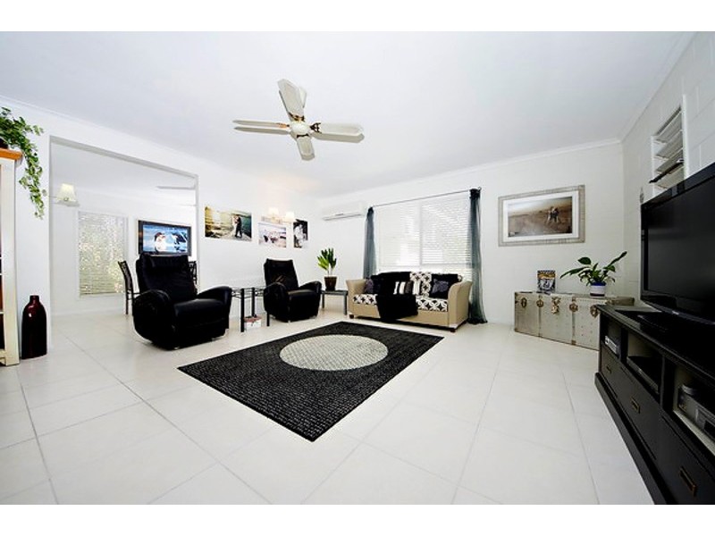 8 Strombus Ave, Trinity Beach QLD 4879