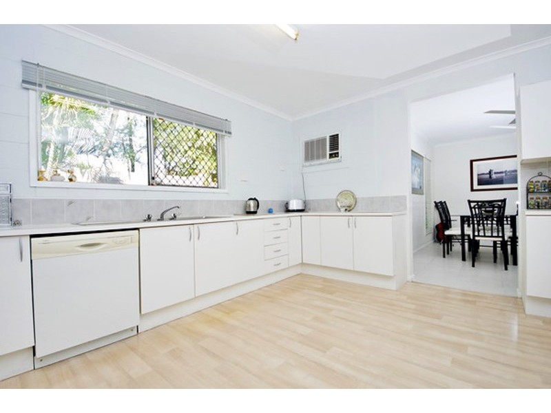 8 Strombus Ave, Trinity Beach QLD 4879