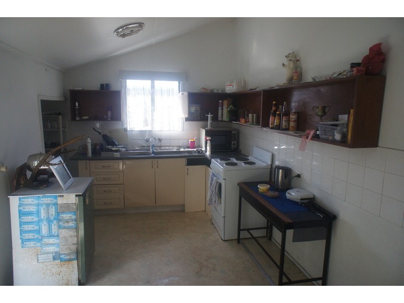 9 PEASE ST, Manoora QLD 4870