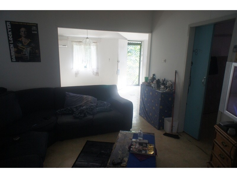 9 PEASE ST, Manoora QLD 4870