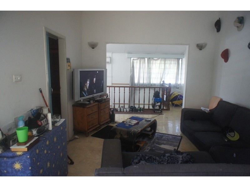 9 PEASE ST, Manoora QLD 4870