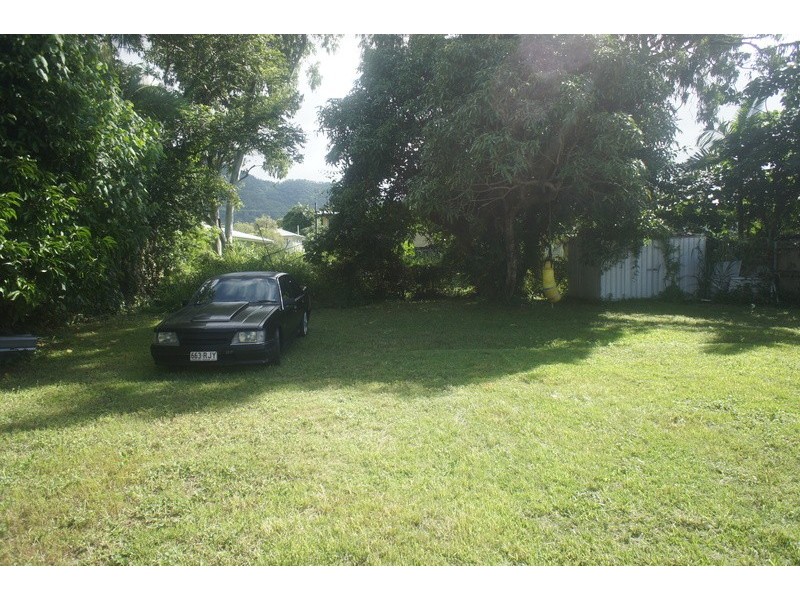 9 PEASE ST, Manoora QLD 4870