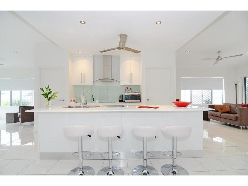 2 Carmelo Close, Whitfield QLD 4870