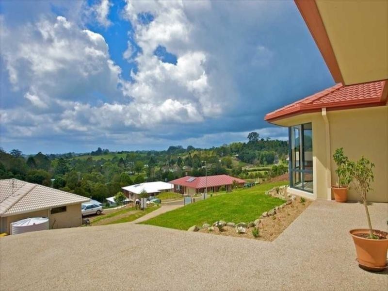8 Woodpecker Street, Maleny QLD 4552