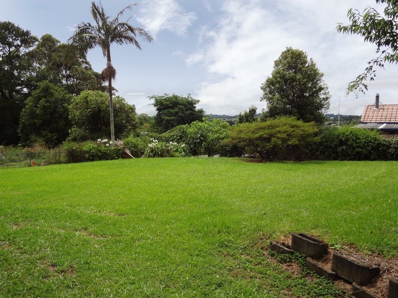 24 Tamarind Street, Maleny QLD 4552