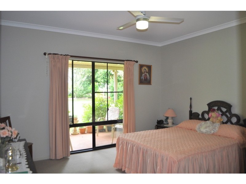 9 Dixon Ave, Maleny QLD 4552