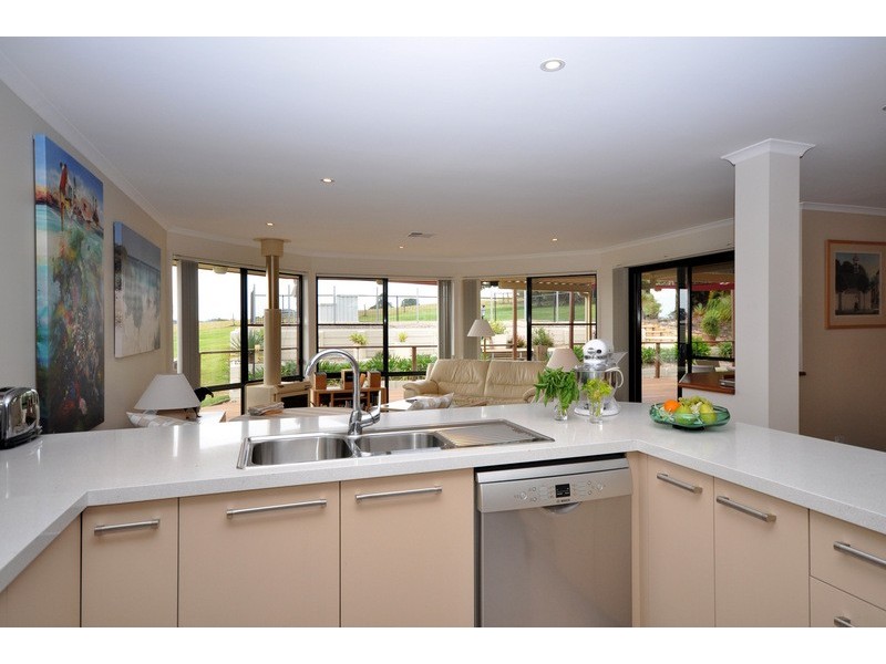 37 Avocado Lane, Maleny QLD 4552