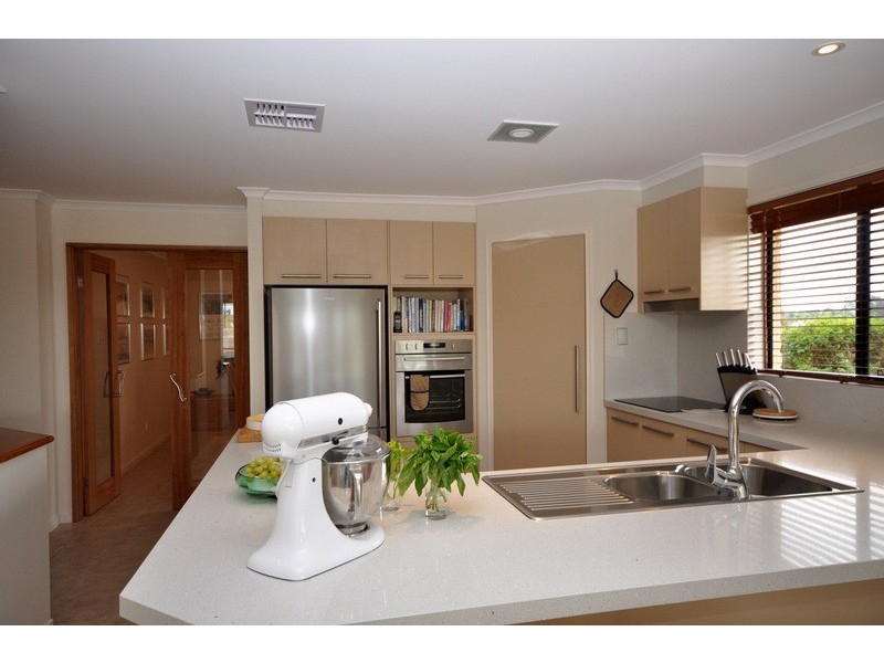 37 Avocado Lane, Maleny QLD 4552