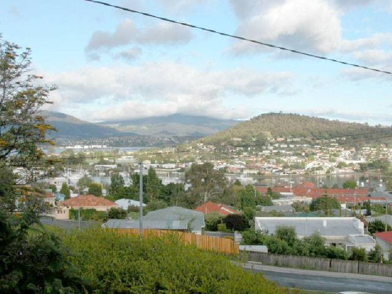 Cottlesloe Street, Lindisfarne TAS 7015