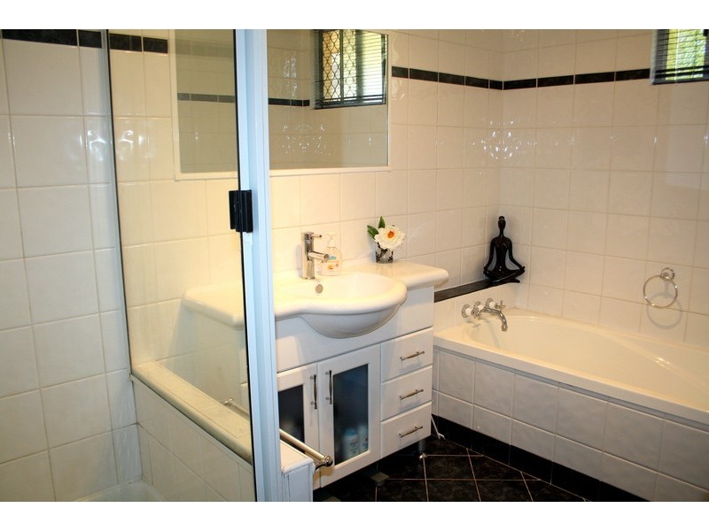 25 Laurinda Crescent, Springwood QLD 4127