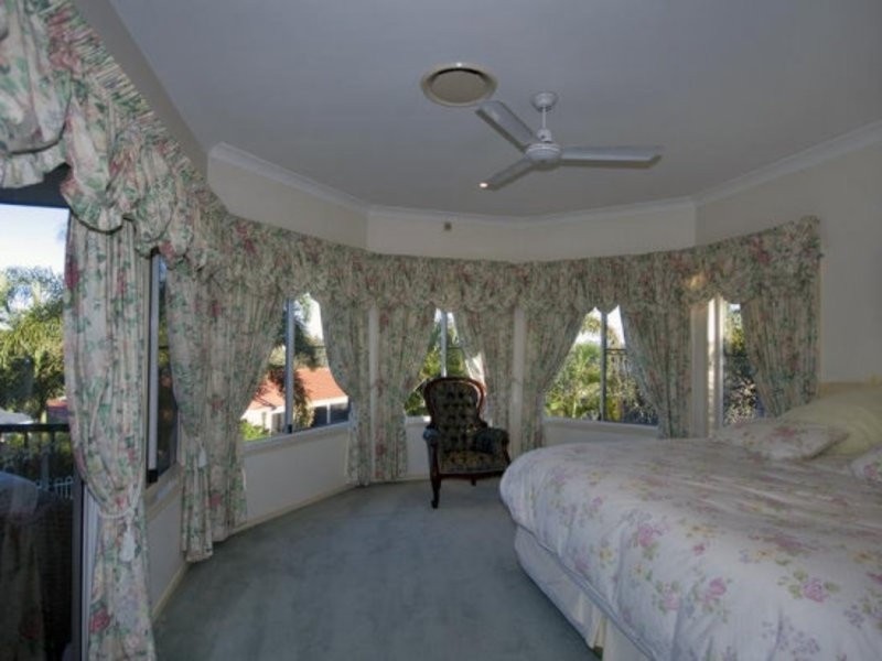 19 Bowles St, Mount Ommaney QLD 4074