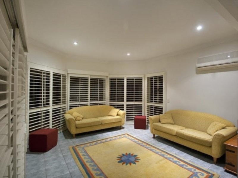 19 Bowles St, Mount Ommaney QLD 4074