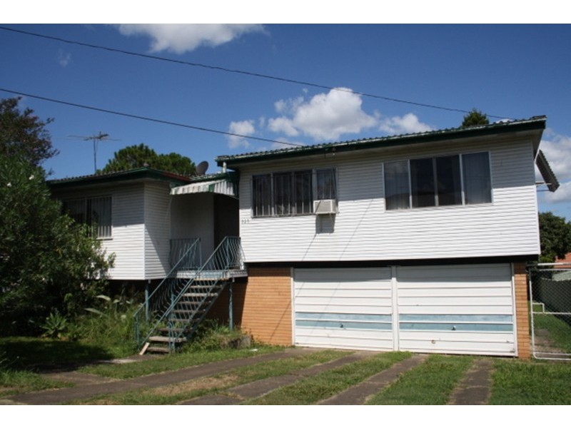 225 Broadwater Rd, Mansfield QLD 4122