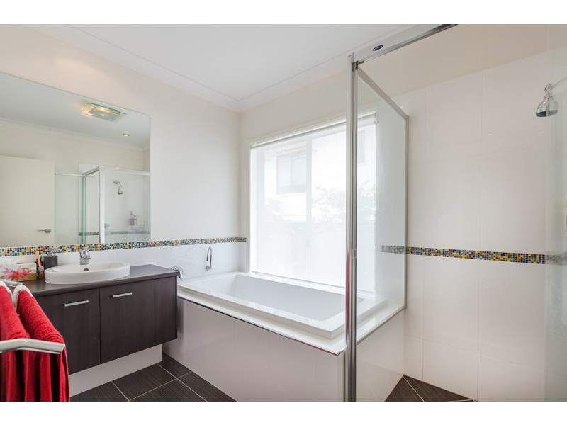 9 Waratah Cr, Springfield Lakes QLD 4300