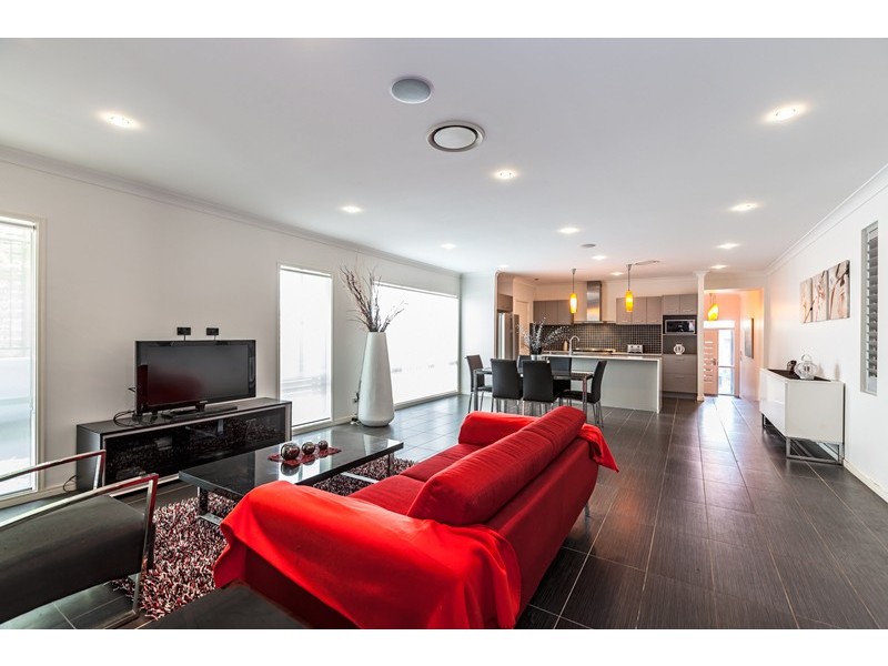 9 Waratah Cr, Springfield Lakes QLD 4300