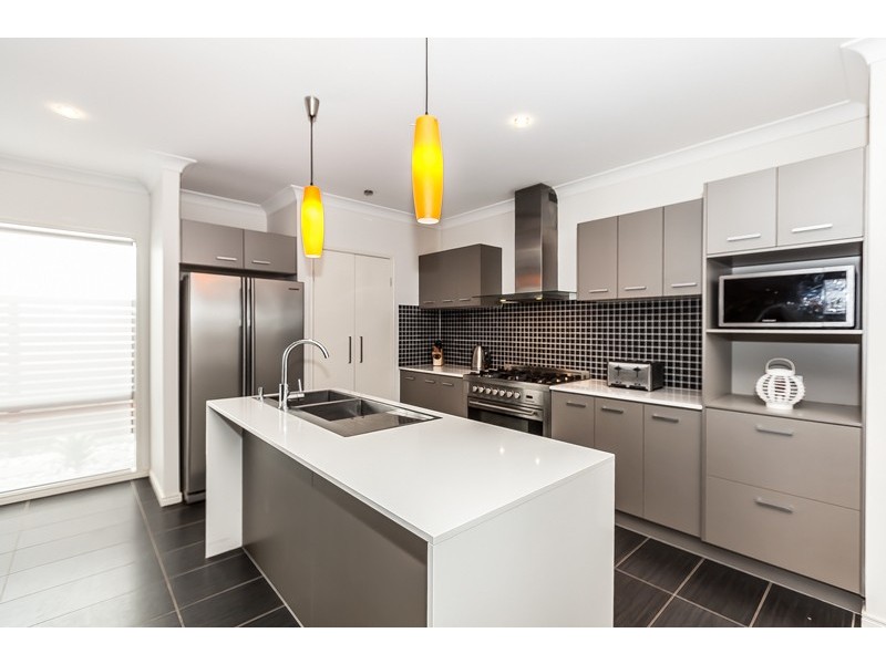 9 Waratah Cr, Springfield Lakes QLD 4300