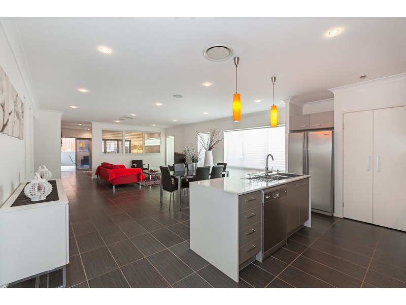 9 Waratah Cr, Springfield Lakes QLD 4300