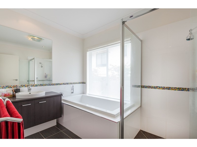 9 Waratah Cr, Springfield Lakes QLD 4300