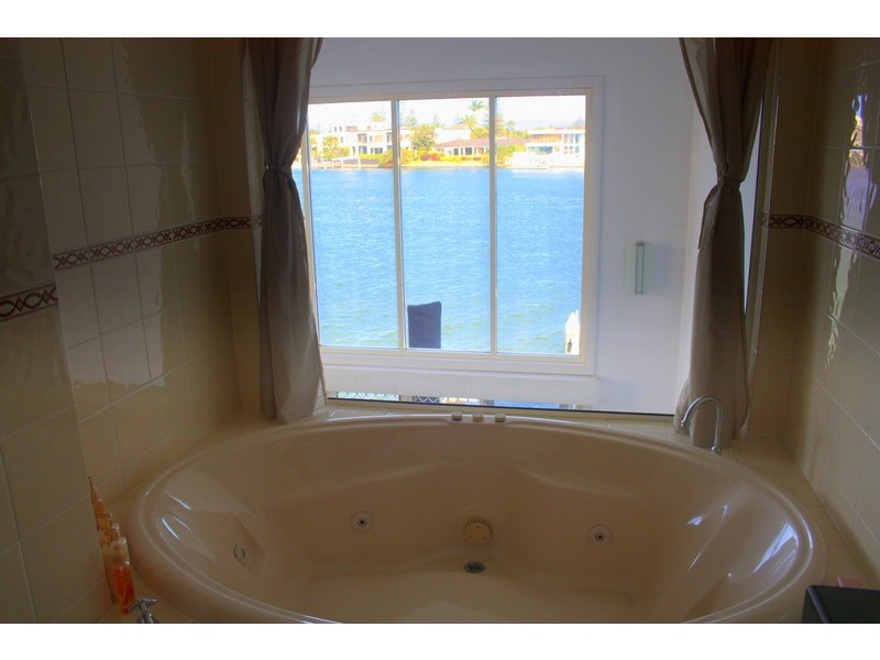 1/24 Sunset Blvd, Surfers Paradise QLD 4217