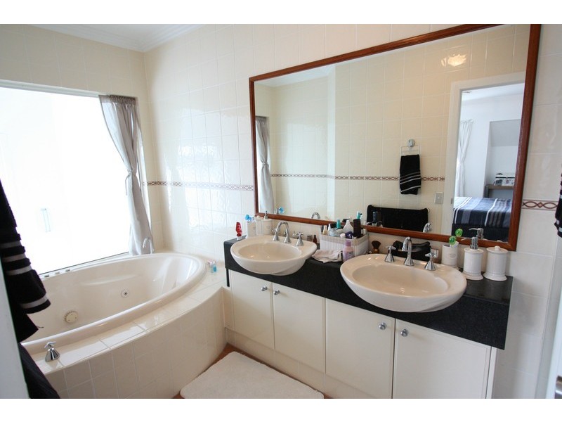 1/24 Sunset Blvd, Surfers Paradise QLD 4217