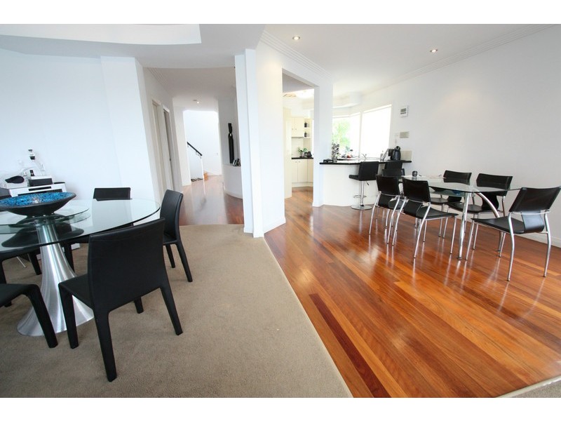 1/24 Sunset Blvd, Surfers Paradise QLD 4217