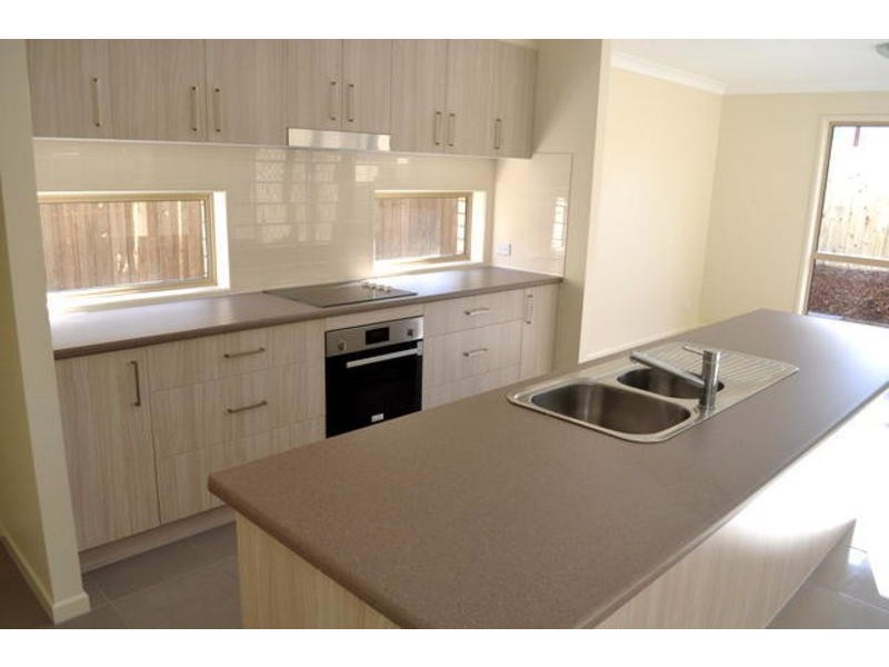 16 Grand Terrace, Waterford QLD 4133