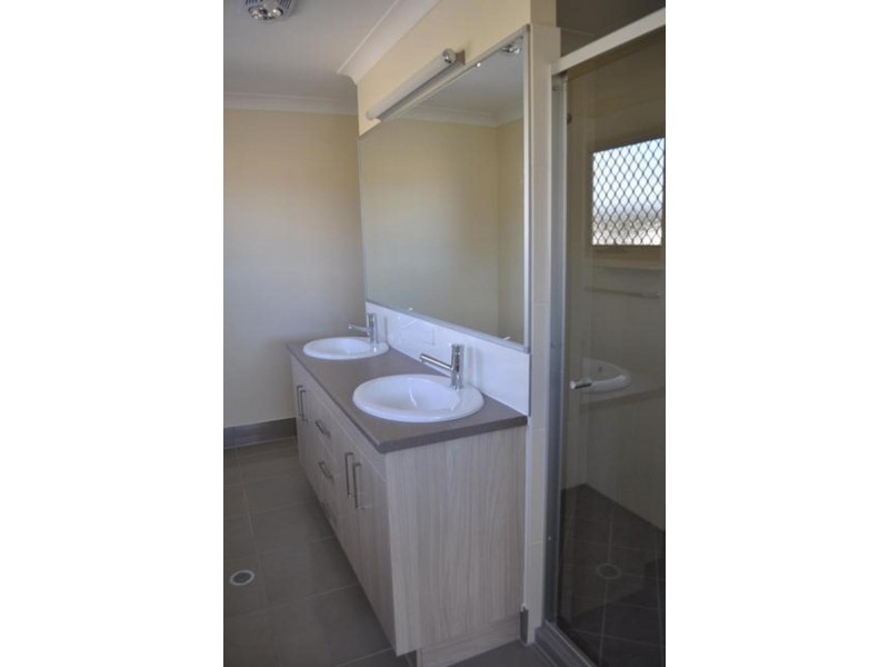 16 Grand Terrace, Waterford QLD 4133