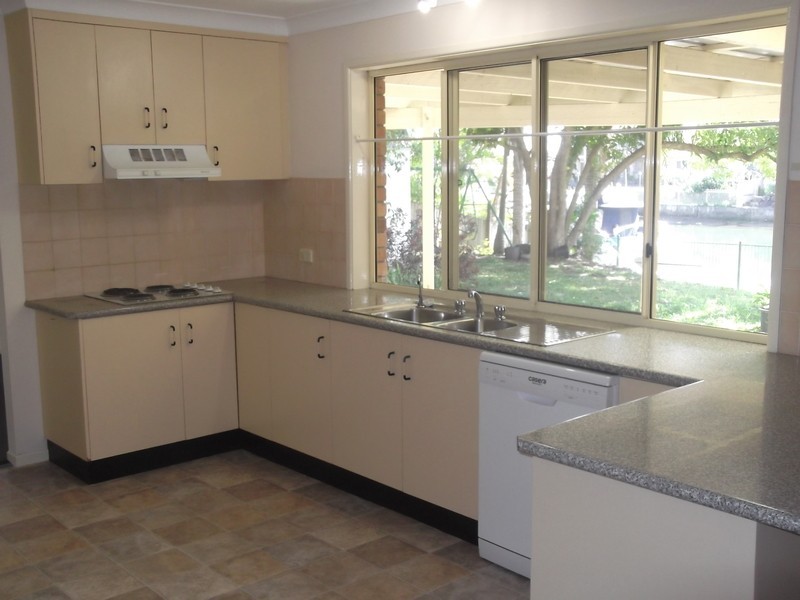 8 Madeleine  Court, Newport QLD 4020