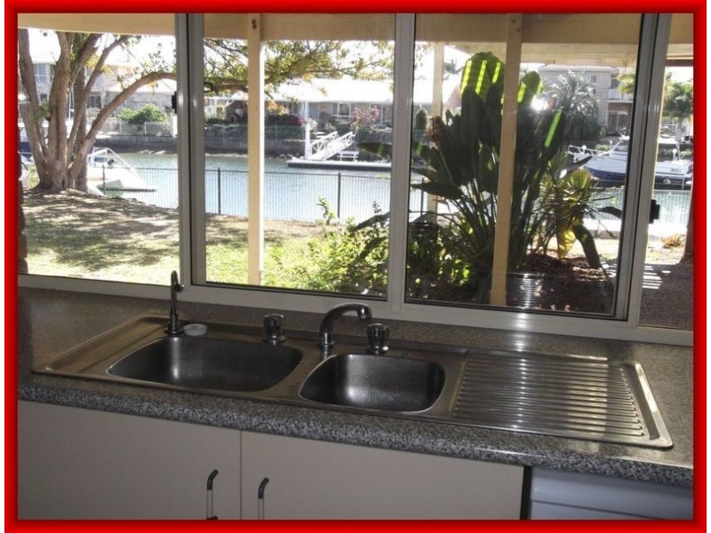 8 Madeleine  Court, Newport QLD 4020