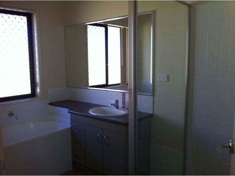 1/100 Sarah Drive, Yamanto QLD 4305