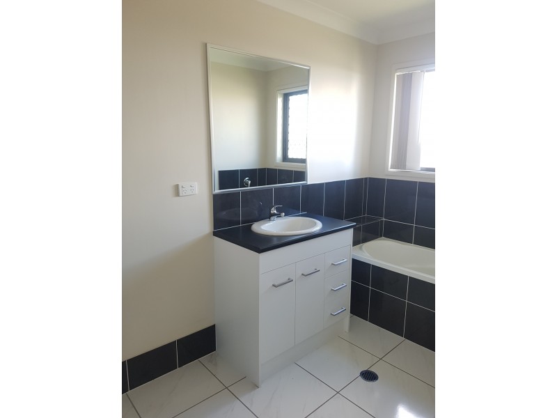 4 Deschamps Close, Loganlea QLD 4131