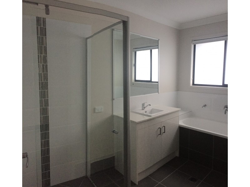 8 Mount Glorious Street, Park Ridge QLD 4125